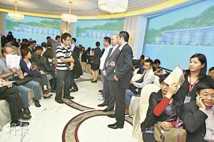 信置及南豐牽頭的「天賦海灣」昨正式開售,發展商為令揀樓秩序更暢順,在售樓處內設置數個等候區,不會出現「人擠人」的混亂場面。(林振東攝)天賦海灣買家心聲﹕頭籌買家、相信是來自內地的吳小姐,以2700餘萬元購入6座中層坐擁吐露港海景的2178方呎A室,她認為只要是買樓自住,就不需擔心樓價會否下跌的問題。(林振東攝)天賦海灣買家心聲﹕買家莫太,以2800餘萬元購入6座高層一個2100餘方呎單位,認為樓盤開價算合理,亦不擔心樓市會下跌,而所選購的單位主要是『買給兒子用』。」(林振東攝) 信置及南豐牽頭的「天賦海灣」昨正式開售,發展商為令揀樓秩序更暢順,在售樓處內設置數個等候區,不會出現「人擠人」的混亂場面。(林振東攝)天賦海灣買家心聲﹕頭籌買家、相信是來自內地的吳小姐,以2700餘萬元購入6座中層坐擁吐露港海景的2178方呎A室,她認為只要是買樓自住,就不需擔心樓價會否下跌的問題。(林振東攝)天賦海灣買家心聲﹕買家莫太,以2800餘萬元購入6座高層一個2100餘方呎單位,認為樓盤開價算合理,亦不擔心樓市會下跌,而所選購的單位主要是『買給兒子用』。」(林振東攝)