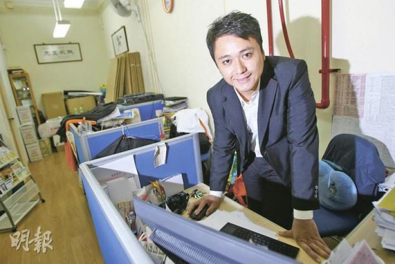 在沙田耀安選區出選,取得高達3039票當選的民建聯李世榮,過去3年在師父黃戊娣辦事處擔任助理,處理居民各類個案達1000個,他認為扎根社區、得街坊支持是致勝之道。(林振東攝) 在沙田耀安選區出選,取得高達3039票當選的民建聯李世榮,過去3年在師父黃戊娣辦事處擔任助理,處理居民各類個案達1000個,他認為扎根社區、得街坊支持是致勝之道。(林振東攝)
