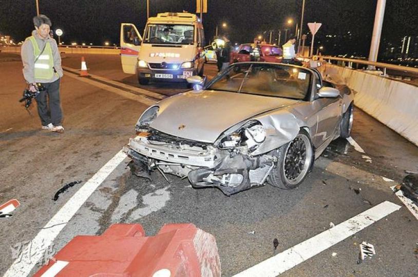 身價近60萬元的保時捷跑車撞的士後撼爆水馬後停下,車頭嚴重損毁。(蔡方山攝)駕駛保時捷跑車的31歲男司機陳×強,車禍後即致電律師求助,接受酒精呼氣測試時數據超標,涉嫌醉酒駕駛被帶署調查。(蔡方山攝) 身價近60萬元的保時捷跑車撞的士後撼爆水馬後停下,車頭嚴重損毁。(蔡方山攝)駕駛保時捷跑車的31歲男司機陳×強,車禍後即致電律師求助,接受酒精呼氣測試時數據超標,涉嫌醉酒駕駛被帶署調查。(蔡方山攝)