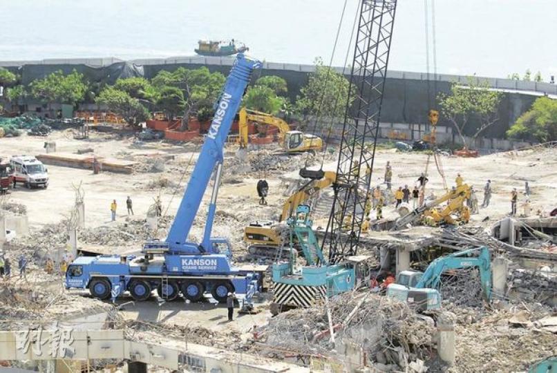 重達15噸的吊臂車疑壓毁石屎層下陷,工人被困在駕駛室內,消防員花2小時始成功救人。(梁琬珊攝) 重達15噸的吊臂車疑壓毁石屎層下陷,工人被困在駕駛室內,消防員花2小時始成功救人。(梁琬珊攝)