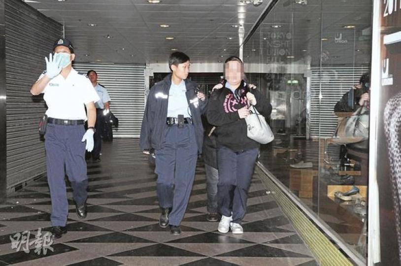 北角劏房發生懷疑兇殺案後,女警在大廈後閘把死者的妻子(右)帶署協助調查。(蔡方山攝)重案組探員在懷疑發生兇殺案的單位檢走染血(箭嘴示)的風扇和摺枱。(蔡方山攝) 北角劏房發生懷疑兇殺案後,女警在大廈後閘把死者的妻子(右)帶署協助調查。(蔡方山攝)重案組探員在懷疑發生兇殺案的單位檢走染血(箭嘴示)的風扇和摺枱。(蔡方山攝)