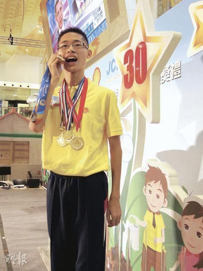 中度智障的胡文健,曾遇網上欺凌,但憑家人、師長關心,終鼓起勇氣並踏上運動員之路,在殘奧摘牌而回。(錢瑋琪攝) 中度智障的胡文健,曾遇網上欺凌,但憑家人、師長關心,終鼓起勇氣並踏上運動員之路,在殘奧摘牌而回。(錢瑋琪攝)