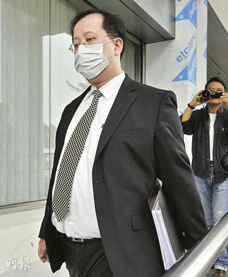 死者楊烽的主診醫生林文浩昨表示,楊烽在產子後子宮大量出血,他即為她按摩子宮,當時子宮收縮,當他一停止按摩,子宮即再度大量出血。(余俊亮攝)死者丈夫施健昨供稱,其妻子在剖腹產子前十分清醒,在產子後「個樣好唔舒服」,向他表示呼吸困難;其後被送往深切治療部時已陷入昏迷。(尹錦恩攝) 死者楊烽的主診醫生林文浩昨表示,楊烽在產子後子宮大量出血,他即為她按摩子宮,當時子宮收縮,當他一停止按摩,子宮即再度大量出血。(余俊亮攝)死者丈夫施健昨供稱,其妻子在剖腹產子前十分清醒,在產子後「個樣好唔舒服」,向他表示呼吸困難;其後被送往深切治療部時已陷入昏迷。(尹錦恩攝)