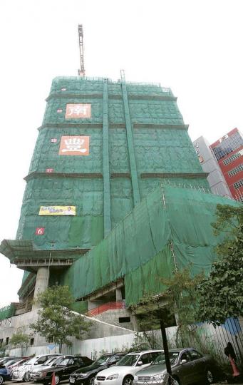 香港沙田萬怡酒店共提供539個房間,總樓面達32.5萬方呎。(林振東攝)南豐發展董事總經理蔡宏興(中)昨日出席香港沙田萬怡酒店平頂儀式。(林振東攝) 香港沙田萬怡酒店共提供539個房間,總樓面達32.5萬方呎。(林振東攝)南豐發展董事總經理蔡宏興(中)昨日出席香港沙田萬怡酒店平頂儀式。(林振東攝)