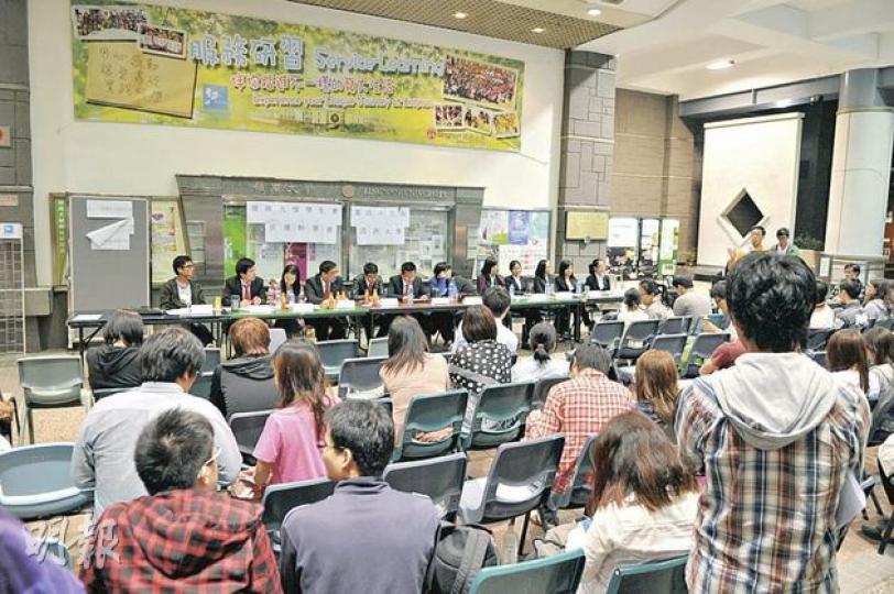 嶺大候選內閣前晚10時開諮詢大會,被數十名學生追問候選會長廖維懿的政治聯繫,大會至昨凌晨5時才結束。(衛永康攝) 嶺大候選內閣前晚10時開諮詢大會,被數十名學生追問候選會長廖維懿的政治聯繫,大會至昨凌晨5時才結束。(衛永康攝)