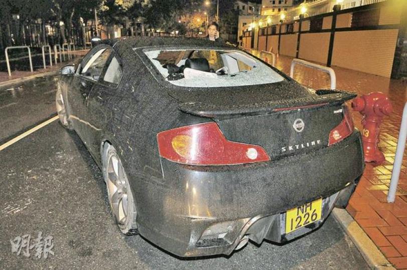 藏有毒品的跑車被警方私家車迫停後,4名男女仍不願落車。警員打破車尾擋風玻璃逼令他們下車。(蔡方山攝) 藏有毒品的跑車被警方私家車迫停後,4名男女仍不願落車。警員打破車尾擋風玻璃逼令他們下車。(蔡方山攝)