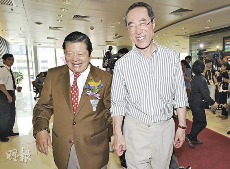 唐英年（右）昨日與香港孔教學院院長湯恩佳（左）手拖手觀看羽毛球賽。被視為香港孔教領袖的湯恩佳現為11名孔教選委候選人之一，將競逐孔教10個選委席位。（何家達攝）（明報製圖）