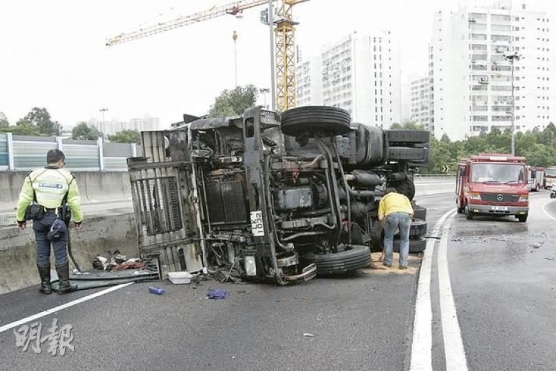 貨櫃車在公路翻側,司機得兩名路過駕駛者救出,車頭在1分鐘內陷入火海,事後嚴重焚毁。(黃雄攝)停車救人的蔡先生(圖)和梁先生。(黃雄攝)梁先生(黃雄攝) 貨櫃車在公路翻側,司機得兩名路過駕駛者救出,車頭在1分鐘內陷入火海,事後嚴重焚毁。(黃雄攝)停車救人的蔡先生(圖)和梁先生。(黃雄攝)梁先生(黃雄攝)