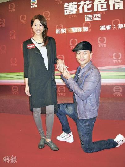 黃宗澤宣傳新劇不惜單膝跪地扮向鍾嘉欣求婚，未知會否令胡杏兒呷醋呢？（攝影/記者：唐嘉晞）朱慧敏早前於沖繩遇上車禍，現在接受中西合璧治療。（攝影/記者：唐嘉晞）