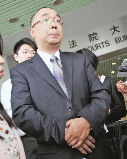 死者丈夫施健昨在庭外透露,沒有了妻子照顧女兒,踏入青春期的一對11歲孖女,有「少女心事」亦鮮有告訴他。(何家達攝) 死者丈夫施健昨在庭外透露,沒有了妻子照顧女兒,踏入青春期的一對11歲孖女,有「少女心事」亦鮮有告訴他。(何家達攝)