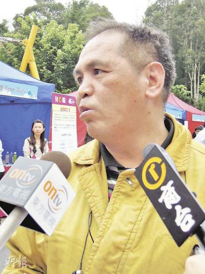張先生說最高峰一天見6份工,但一直無回音,「唔明白自己點解搵唔到工」。(楊嘉欣攝)
張先生說最高峰一天見6份工,但一直無回音,「唔明白自己點解搵唔到工」。(楊嘉欣攝)