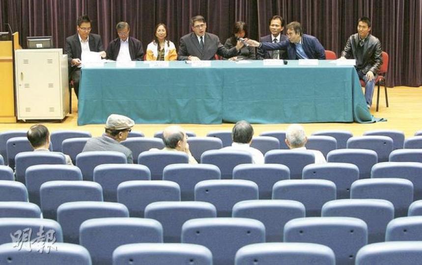 港大8.18事件檢討小組昨首辦公開分享會,有逾50名校友及教職員到場。小組召集人黃嘉純(左四)稱,待月底蒐證工作完成,料下月至明年1月可提交檢討報告。(林振東攝)校友程翔在會上發言指出,去年曾向港大管理層提醒「港大不應過於親近權貴」,遺憾仍發生8.18事件。(林振東攝) 港大8.18事件檢討小組昨首辦公開分享會,有逾50名校友及教職員到場。小組召集人黃嘉純(左四)稱,待月底蒐證工作完成,料下月至明年1月可提交檢討報告。(林振東攝)校友程翔在會上發言指出,去年曾向港大管理層提醒「港大不應過於親近權貴」,遺憾仍發生8.18事件。(林振東攝)