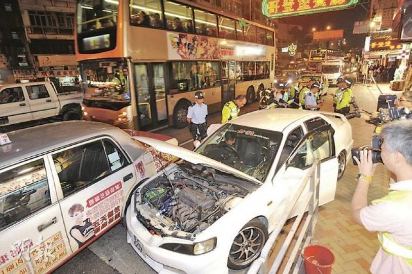 涉嫌瘋狂駕駛的男子駕着圖中白色私家車,連番衝燈至天光道時,因撞及一輛的士始停下,司機隨即跳車逃跑。(樊銳昌攝) 涉嫌瘋狂駕駛的男子駕着圖中白色私家車,連番衝燈至天光道時,因撞及一輛的士始停下,司機隨即跳車逃跑。(樊銳昌攝)