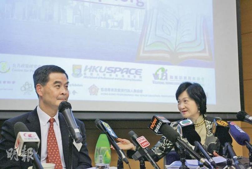 梁振英(左)及葉劉淑儀(右)昨晚出席「香港專上教育該何處往」研討會,大談本港專上教育發展。葉太表示會循序漸進部署參選特首。(郭慶輝攝) 梁振英(左)及葉劉淑儀(右)昨晚出席「香港專上教育該何處往」研討會,大談本港專上教育發展。葉太表示會循序漸進部署參選特首。(郭慶輝攝)