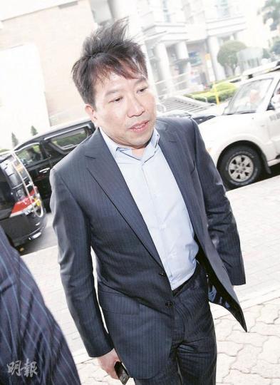陳振聰昨出入法院應訊時,均被強風吹至頭髮凌亂。他昨離庭時,一名婦人欲向他說話,又向記者表示覺得陳「衰」、「想鬧佢」。(李紹昌攝)(明報製圖) 陳振聰昨出入法院應訊時,均被強風吹至頭髮凌亂。他昨離庭時,一名婦人欲向他說話,又向記者表示覺得陳「衰」、「想鬧佢」。(李紹昌攝)(明報製圖)