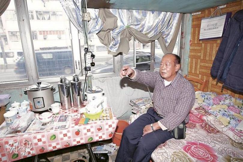 居住在九龍城道66A舊樓三樓的80歲陳伯表示,單位與對面的東九龍走廊只有數步之隔,令他不但經常受到車輛噪音滋擾,更常吸入混濁的空氣,期望能透過重建,令他獲編配公屋單位。(李紹昌攝)重建舊樓當中66C及68A兩幢的低層單位,有不少經營「一樓一」的鳳姐租用,會經核實後按租客身分獲得賠償。(李紹昌攝)(明報製圖) 居住在九龍城道66A舊樓三樓的80歲陳伯表示,單位與對面的東九龍走廊只有數步之隔,令他不但經常受到車輛噪音滋擾,更常吸入混濁的空氣,期望能透過重建,令他獲編配公屋單位。(李紹昌攝)重建舊樓當中66C及68A兩幢的低層單位,有不少經營「一樓一」的鳳姐租用,會經核實後按租客身分獲得賠償。(李紹昌攝)(明報製圖)