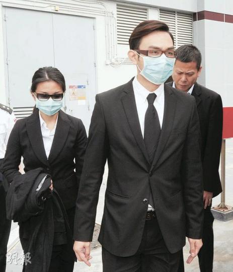 余祖光(右)和吳麗華(左)昨被判160小時社會服務令和停牌半年後,離開觀塘法院。不過案件突安排下周一覆核聆訊,這意味兩人要再次就此案踏足法庭。(尹錦恩攝) 余祖光(右)和吳麗華(左)昨被判160小時社會服務令和停牌半年後,離開觀塘法院。不過案件突安排下周一覆核聆訊,這意味兩人要再次就此案踏足法庭。(尹錦恩攝)
