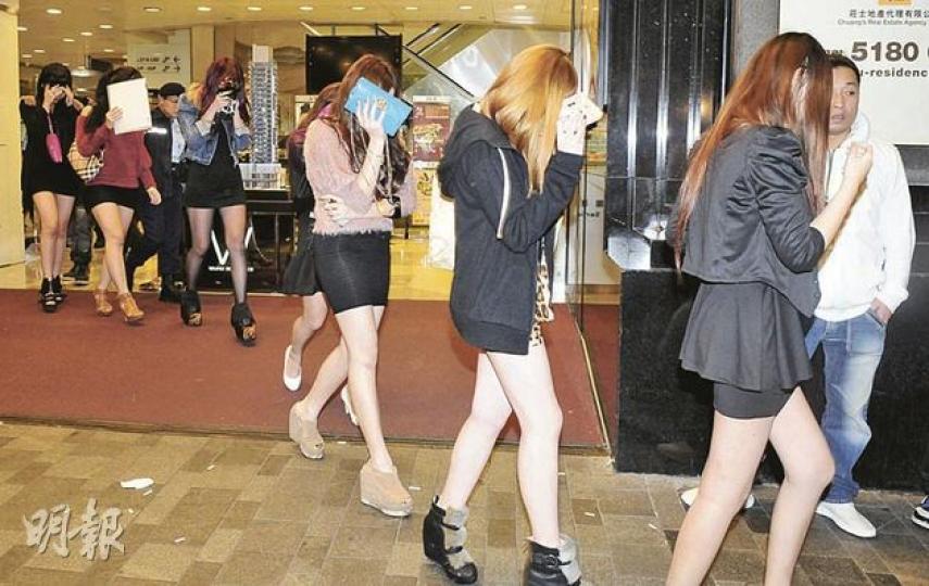 警員在樓上酒吧帶走多名未成年少女,幾乎清一色短裙、熱褲及高跟鞋,面對鏡頭時紛紛掩面躲避。(蔡方山攝) 警員在樓上酒吧帶走多名未成年少女,幾乎清一色短裙、熱褲及高跟鞋,面對鏡頭時紛紛掩面躲避。(蔡方山攝)