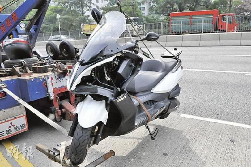 龍翔道致命車禍中,電單車左邊車頭爆裂損毁,尾箱亦飛脫。(林錫禮攝) 龍翔道致命車禍中,電單車左邊車頭爆裂損毁,尾箱亦飛脫。(林錫禮攝)