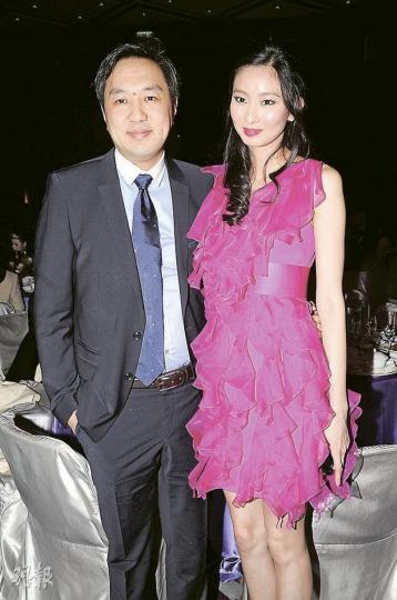 張舒雅拖着男友Samuel任影唔嬲。（攝影：黃梓烜）