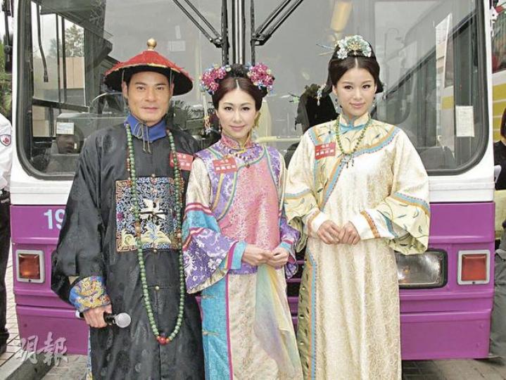 胡杏兒聯同胡定欣、黃智賢乘開篷巴士巡遊，為《萬凰之王》谷宣傳。（攝影/記者﹕孫慧莊）