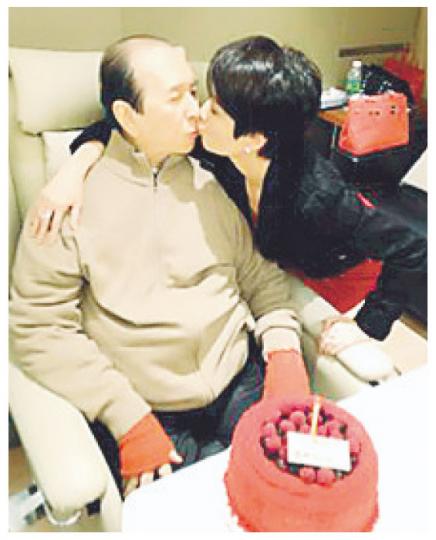 四太梁安琪一如往年向賭王送上「肉嘴」甜蜜賀壽。（微博圖片）賭王擁着坐大髀的四太，面上流露開心笑意。（微博圖片）四太帶同子女超盈、超欣、猷啟，昨晚壓軸為賭王慶祝90歲大壽。（微博圖片）何超瓊、何超鳳昨午準備巨型壽包，招待傳媒到病房祝賀賭王生日快樂，氣氛熱鬧。（攝影/記者﹕劉永銳、鍾偉茵）何超蓮與弟弟猷啟左右送吻，令父親勁冧。（微博圖片）何猷龍與太太到醫院祝賀父親生日後，傍晚時結伴離開。（攝影/記者﹕劉永銳、鍾偉茵）超雲與母親陳婉珍昨日結伴往動土，未有到醫院。（微博圖片）