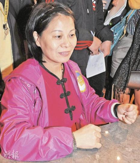 來自深圳的曾女士﹕受內地限購令所限制,所以決定斥資778萬餘元購入盛世的單位,作為投資用途;她認香港是國際都會,房地產市場較穩健。(劉焌陶攝)余先生(左)﹕以850餘萬元購入一個高層994方呎單位,他認為屋苑屬港鐵沿線物業,交通方便,而今次買樓是作自住用途、兼且有能力負擔,就算明年股、樓市場下滑,亦不太擔心。余先生並獲長實執行董事趙國雄(右)親自招呼。(林可為攝)
來自深圳的曾女士﹕受內地限購令所限制,所以決定斥資778萬餘元購入盛世的單位,作為投資用途;她認香港是國際都會,房地產市場較穩健。(劉焌陶攝)余先生(左)﹕以850餘萬元購入一個高層994方呎單位,他認為屋苑屬港鐵沿線物業,交通方便,而今次買樓是作自住用途、兼且有能力負擔,就算明年股、樓市場下滑,亦不太擔心。余先生並獲長實執行董事趙國雄(右)親自招呼。(林可為攝)