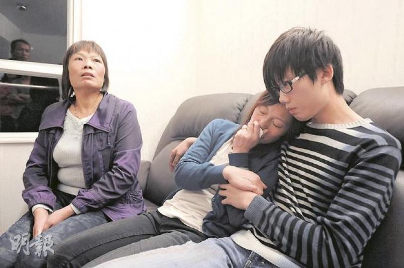 死者妻子(中)與兒子(右)痛失家庭支柱,表示經濟陷困,目前連殮葬費都無着落。(樊銳昌攝)七人車倒後撞向牆壁釀成奪命意外,死者家人昨晚到車禍現場拜祭,十分傷心。(樊銳昌攝)七人車倒後撞工友釀成一死一傷慘劇,被拖走時只見車尾出現凹陷損毁。(樊銳昌攝) 死者妻子(中)與兒子(右)痛失家庭支柱,表示經濟陷困,目前連殮葬費都無着落。(樊銳昌攝)七人車倒後撞向牆壁釀成奪命意外,死者家人昨晚到車禍現場拜祭,十分傷心。(樊銳昌攝)七人車倒後撞工友釀成一死一傷慘劇,被拖走時只見車尾出現凹陷損毁。(樊銳昌攝)