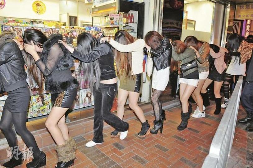 警方揭發吳松街一間夜總會有未成年少女在內當公關,事後帶走一批大多穿著短裙或熱褲的少女。(蔡方山攝)警方在漆咸道南53號樓上酒吧帶走多名少年,各人上警車時均掩面躲避鏡頭。(蔡方山攝) 警方揭發吳松街一間夜總會有未成年少女在內當公關,事後帶走一批大多穿著短裙或熱褲的少女。(蔡方山攝)警方在漆咸道南53號樓上酒吧帶走多名少年,各人上警車時均掩面躲避鏡頭。(蔡方山攝)
