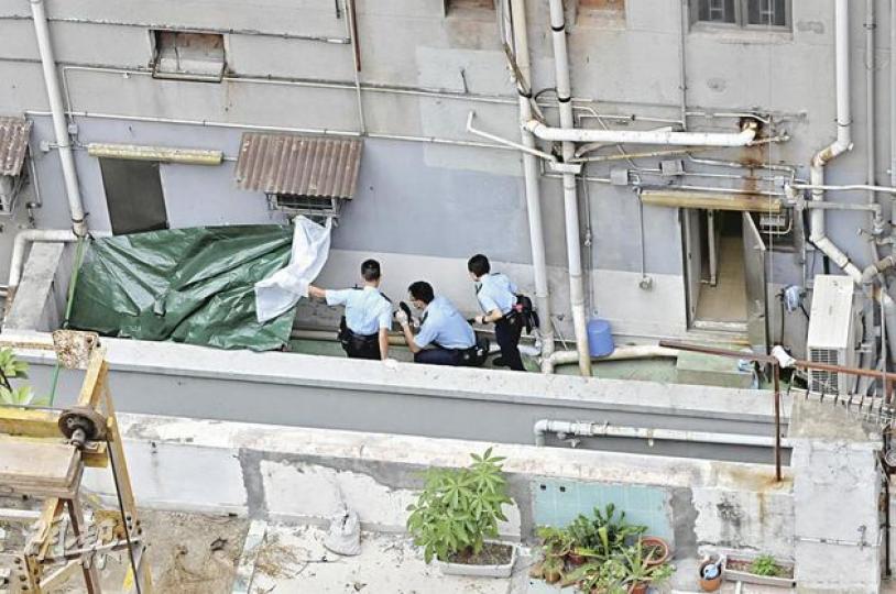 24歲情困少女在旺角太子道西跳樓斃命,警員在場察看屍首情况,其後證實案件無可疑。(林錫禮攝) 24歲情困少女在旺角太子道西跳樓斃命,警員在場察看屍首情况,其後證實案件無可疑。(林錫禮攝)