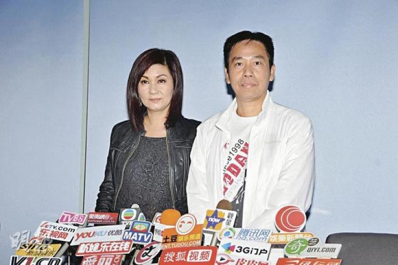 樂易玲成功為馬德鐘求情,昨午與冼國林一同開記者會,宣布馬德鐘得到原諒。(攝影﹕梁迺楠) 樂易玲成功為馬德鐘求情,昨午與冼國林一同開記者會,宣布馬德鐘得到原諒。(攝影﹕梁迺楠)