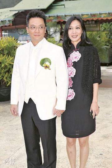新娘子趙學而與丈夫十指緊扣出席,一臉甜蜜。(攝影:劉永銳)穿上婚紗的趙學而特別明艷照人。(微博圖片)陳奕迅因有點醉意,故神情有點迷惘。(攝影:劉永銳)何超儀與丈夫陳子聰、老友徐濠縈出席婚宴。(攝影:劉永銳) 新娘子趙學而與丈夫十指緊扣出席,一臉甜蜜。(攝影:劉永銳)穿上婚紗的趙學而特別明艷照人。(微博圖片)陳奕迅因有點醉意,故神情有點迷惘。(攝影:劉永銳)何超儀與丈夫陳子聰、老友徐濠縈出席婚宴。(攝影:劉永銳)
