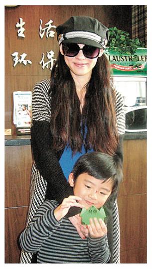 栢芝帶Lucas光顧一家素食店,支持低碳生活健康環保。(微博圖片)穿上警察制服的Lucas一臉威風。(微博圖片) 栢芝帶Lucas光顧一家素食店,支持低碳生活健康環保。(微博圖片)穿上警察制服的Lucas一臉威風。(微博圖片)