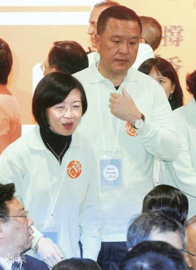 特首候選人梁振英的競選班子登場,競選辦主席張震遠(右)負責策略,競選辦主任羅范椒芬(左)負責落實政綱。(余俊亮攝) 特首候選人梁振英的競選班子登場,競選辦主席張震遠(右)負責策略,競選辦主任羅范椒芬(左)負責落實政綱。(余俊亮攝)