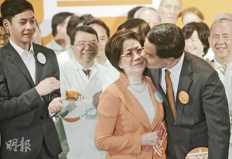梁振英(右一)及其支持者昨日多番強調梁振英擁有美滿家庭,其間司儀突然要求梁振英展現其疼惜家人的一面,他即主動輕吻妻子唐青儀的臉頰。左一為梁的兒子梁傳昕,梁的兩名女兒不在香港。(余俊亮攝)著名工業家蔣震(左)及瑞安集團董事長羅康瑞(右)是昨日現身挺梁的焦點人物。(何家達攝) 梁振英(右一)及其支持者昨日多番強調梁振英擁有美滿家庭,其間司儀突然要求梁振英展現其疼惜家人的一面,他即主動輕吻妻子唐青儀的臉頰。左一為梁的兒子梁傳昕,梁的兩名女兒不在香港。(余俊亮攝)著名工業家蔣震(左)及瑞安集團董事長羅康瑞(右)是昨日現身挺梁的焦點人物。(何家達攝)