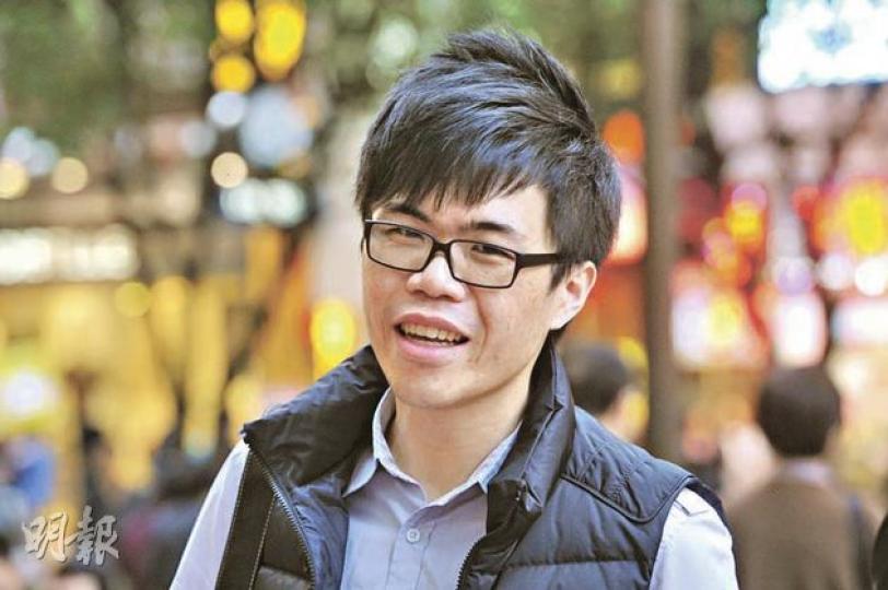 未知梁振英昨宣布參選的張先生說﹕「在我們都沒有選擇權的情况下,他們何時宣布參選根本無分別!」(尹錦恩攝)蘇女士稱,選舉完全視乎候選人以前的表現及背景,誰先宣布參選對選舉無影響。(尹錦恩攝) 未知梁振英昨宣布參選的張先生說﹕「在我們都沒有選擇權的情况下,他們何時宣布參選根本無分別!」(尹錦恩攝)蘇女士稱,選舉完全視乎候選人以前的表現及背景,誰先宣布參選對選舉無影響。(尹錦恩攝)