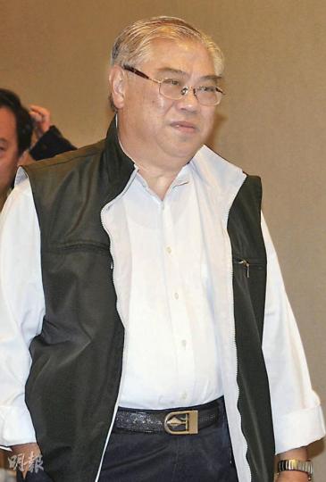 民建聯立法會議員黃定光現身梁振英參選大會,強調自己以個人名義出席。(李澤彤攝)資深傳媒人兼民建聯創黨會員阮紀宏,亦現身梁振英造勢大會。(何家達攝) 民建聯立法會議員黃定光現身梁振英參選大會,強調自己以個人名義出席。(李澤彤攝)資深傳媒人兼民建聯創黨會員阮紀宏,亦現身梁振英造勢大會。(何家達攝)