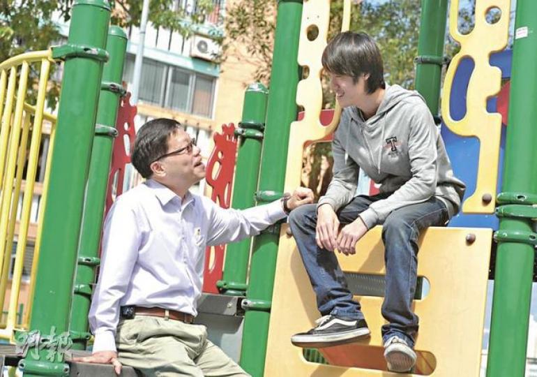 現年18歲的Jason(右)踏出家門重投社會,獲聘為電腦維修中心全職職員。維修中心營運經理查國忠(左)強調Jason絕對是以能力獲聘。(李澤彤攝) 現年18歲的Jason(右)踏出家門重投社會,獲聘為電腦維修中心全職職員。維修中心營運經理查國忠(左)強調Jason絕對是以能力獲聘。(李澤彤攝)