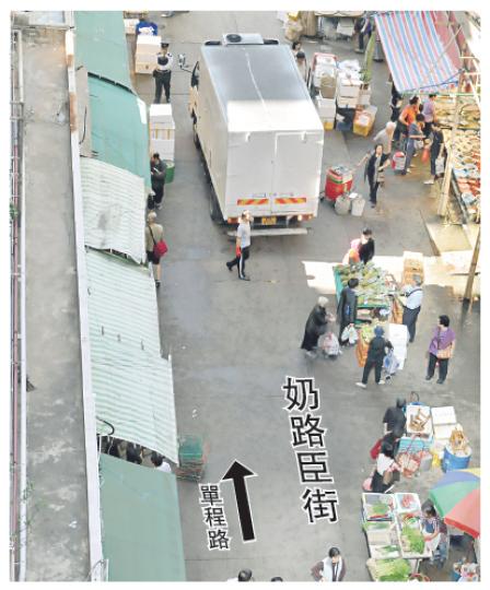 奶路臣街有運魚車輾過老婦後,依然有貨車從渡船街逆線倒行駛入。(林錫禮攝)(明報製圖) 奶路臣街有運魚車輾過老婦後,依然有貨車從渡船街逆線倒行駛入。(林錫禮攝)(明報製圖)