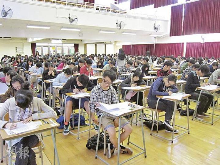 學友社昨舉辦模擬文憑試,吸引共85間中學約4000人次參與。整個考核仿照真實公開試安排,考生不但會獲發准考證,也會被分到全港9個不同試場應考,讓學生感受公開試的準備過程及氣氛。(錢瑋琪攝) 學友社昨舉辦模擬文憑試,吸引共85間中學約4000人次參與。整個考核仿照真實公開試安排,考生不但會獲發准考證,也會被分到全港9個不同試場應考,讓學生感受公開試的準備過程及氣氛。(錢瑋琪攝)