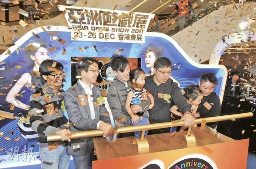 「亞洲遊戲展2011」將於下月23日開幕,亞洲遊戲控股有限公司項目及活動統籌總監陳依慧(右一)表示,今年首設「創意媒體就業博覽區」,招聘50個創意媒體職位,亦會展出過去10年風靡一時的50款遊戲機,料吸引47萬人次入場。(陳淑安攝)(明報製圖) 「亞洲遊戲展2011」將於下月23日開幕,亞洲遊戲控股有限公司項目及活動統籌總監陳依慧(右一)表示,今年首設「創意媒體就業博覽區」,招聘50個創意媒體職位,亦會展出過去10年風靡一時的50款遊戲機,料吸引47萬人次入場。(陳淑安攝)(明報製圖)