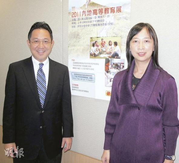 教育局副局長陳維安(左)和副秘書長李美嫦(右),昨公布明年起首批63間內地大學將以本港文憑試成績取錄學生,預料每間大學取錄30至50人。(蕭輝浩攝) 教育局副局長陳維安(左)和副秘書長李美嫦(右),昨公布明年起首批63間內地大學將以本港文憑試成績取錄學生,預料每間大學取錄30至50人。(蕭輝浩攝)