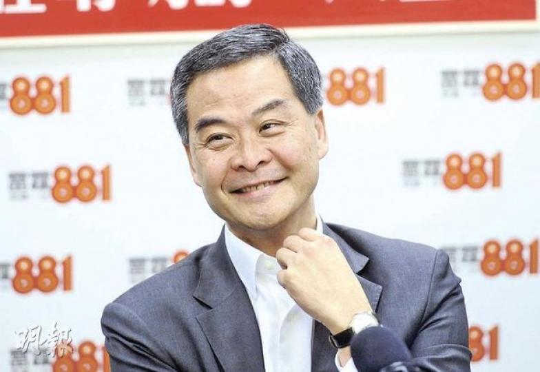 對於外界指他的競選團隊不及對手唐英年,特首參選人梁振英昨日表示,競選大會不用辦得「星光熠熠」,又暗示目前的曾班子有他的支持者。(尹錦恩攝) 對於外界指他的競選團隊不及對手唐英年,特首參選人梁振英昨日表示,競選大會不用辦得「星光熠熠」,又暗示目前的曾班子有他的支持者。(尹錦恩攝)