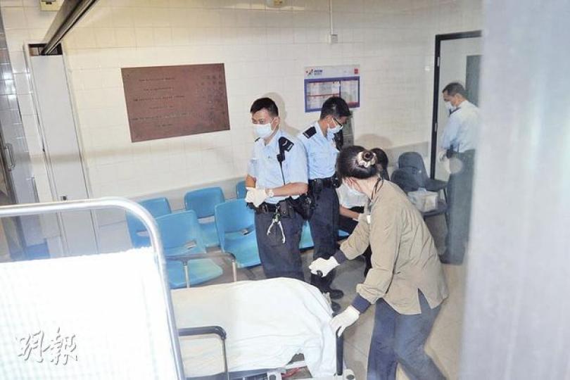 16歲少年疑感情問題在姑母寓所燒炭自殺,送院證實不治,屍體被舁往殮房等候剖驗。(衛永康攝) 16歲少年疑感情問題在姑母寓所燒炭自殺,送院證實不治,屍體被舁往殮房等候剖驗。(衛永康攝)
