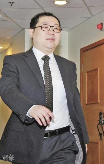 西醫周偉剛於護膚品廣告中,以「皮膚學專家」身分,聲稱商品的好處,惟周並沒有本港皮膚專科資格。(劉焌陶攝) 西醫周偉剛於護膚品廣告中,以「皮膚學專家」身分,聲稱商品的好處,惟周並沒有本港皮膚專科資格。(劉焌陶攝)