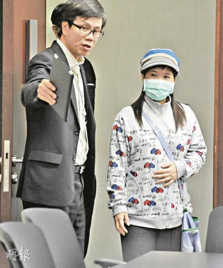 許女士(右)5月份在威爾斯親王醫院剖腹生產時疑被割破膀胱,出現嚴重漏尿情况,延誤6個月才獲手術修補,質疑事涉醫療事故。在立法會議員鄭家富(左)幫助下,將獲安排在今天與醫管局會面。(葉漢華攝) 許女士(右)5月份在威爾斯親王醫院剖腹生產時疑被割破膀胱,出現嚴重漏尿情况,延誤6個月才獲手術修補,質疑事涉醫療事故。在立法會議員鄭家富(左)幫助下,將獲安排在今天與醫管局會面。(葉漢華攝)