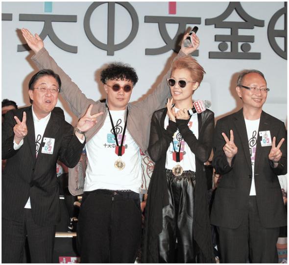 陳奕迅與容祖兒獲歌手們票選為「特手」特區金曲歌手,他們聯同助理廣播處長張文新(左)及副廣播處長戴健民(右)答謝歌手們支持。(攝影:劉永銳)謝安琪御夫有術,她表示老公張繼聰每個月都乖乖將整份薪金存入夫婦的聯名戶口。(攝影:劉永銳)張繼聰(攝影:劉永銳)一眾緋聞男女歌手之中,只有王菀之、張敬軒並排而坐。(攝影:劉永銳) 陳奕迅與容祖兒獲歌手們票選為「特手」特區金曲歌手,他們聯同助理廣播處長張文新(左)及副廣播處長戴健民(右)答謝歌手們支持。(攝影:劉永銳)謝安琪御夫有術,她表示老公張繼聰每個月都乖乖將整份薪金存入夫婦的聯名戶口。(攝影:劉永銳)張繼聰(攝影:劉永銳)一眾緋聞男女歌手之中,只有王菀之、張敬軒並排而坐。(攝影:劉永銳)