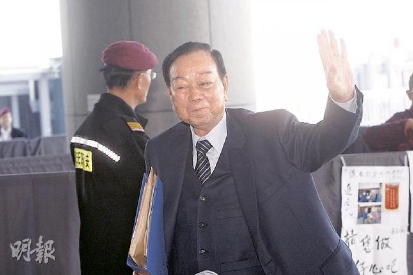 身兼行會成員的鄉議局主席劉皇發昨稱,村民強烈不滿林鄭月娥,是因發展局推翻過去理順小組達成的共識,局方「出爾反爾」才激發村民不滿。(李紹昌攝)原居民日前焚燒紙紮「林門鄭氏」紙公仔和紙棺材,發展局長林鄭月娥指村民的行為是言語和影像暴力,警告絕不特赦僭建丁屋。(李紹昌攝)特首曾蔭權昨稱,政府會依法辦事,不容許原居民濫用權益,不會因村民的語言暴力影響執法決心。他手持示威者遞交的「大字報」,與丁屋事件無關。(李紹昌攝) 身兼行會成員的鄉議局主席劉皇發昨稱,村民強烈不滿林鄭月娥,是因發展局推翻過去理順小組達成的共識,局方「出爾反爾」才激發村民不滿。(李紹昌攝)原居民日前焚燒紙紮「林門鄭氏」紙公仔和紙棺材,發展局長林鄭月娥指村民的行為是言語和影像暴力,警告絕不特赦僭建丁屋。(李紹昌攝)特首曾蔭權昨稱,政府會依法辦事,不容許原居民濫用權益,不會因村民的語言暴力影響執法決心。他手持示威者遞交的「大字報」,與丁屋事件無關。(李紹昌攝)