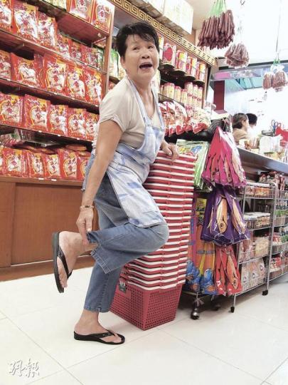 曼谷唐人街手信店林真香負責人妹姐稱,唐人街水浸情况不嚴重,水深僅及腳眼,但生意卻大跌九成。(冼韻姬攝)(明報製圖) 曼谷唐人街手信店林真香負責人妹姐稱,唐人街水浸情况不嚴重,水深僅及腳眼,但生意卻大跌九成。(冼韻姬攝)(明報製圖)