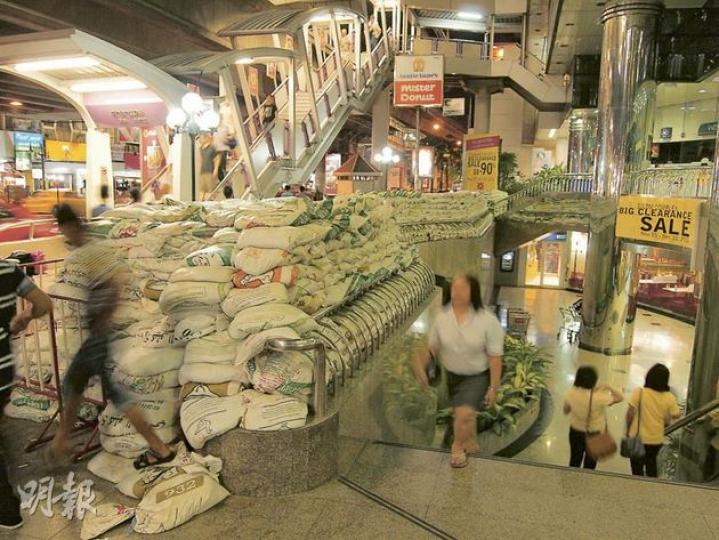 曼谷購物商場Silom complex的沙包堆積如山,幾乎高過一個人,遊客進入部分商店購物,或要爬過沙包。(冼韻姬攝) 曼谷購物商場Silom complex的沙包堆積如山,幾乎高過一個人,遊客進入部分商店購物,或要爬過沙包。(冼韻姬攝)
